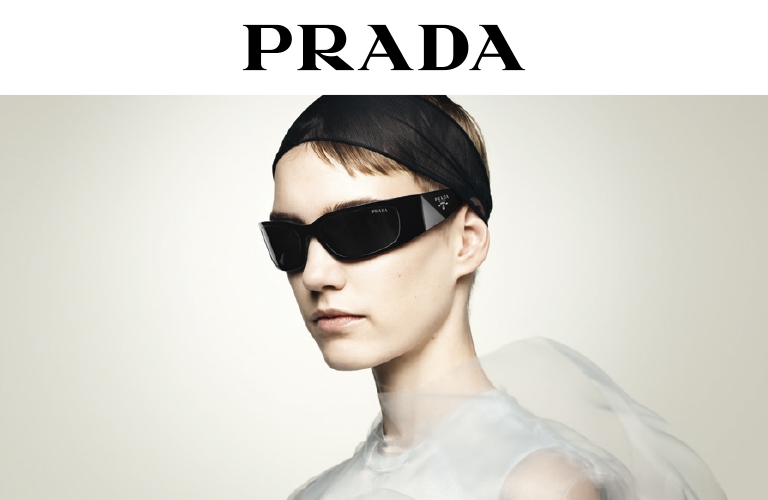 Modèle portant des lunettes de soleil Prada