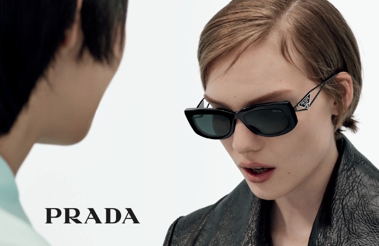 Modèle portant des lunettes de soleil Prada