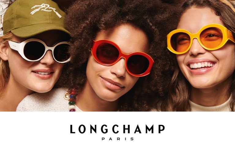 Photo d'une femme portant une lunette de soleil Longchamp