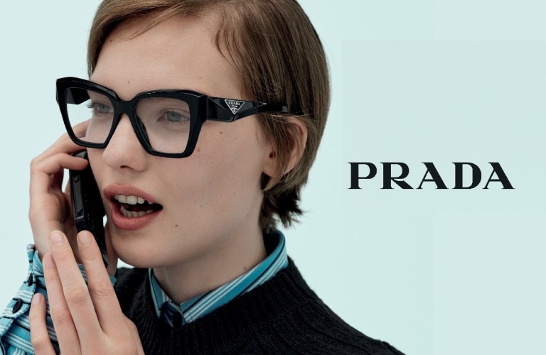 Homme portant des lunettes de vue de la marque Prada