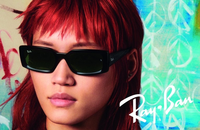 Femme portant des lunettes de soleil Ray-Ban