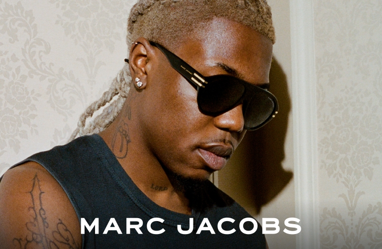 Un homme portant des lunettes de soleil Marc Jacobs