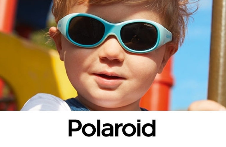 Photo d'un enfant en bas âge qui portent des lunettes de soleil Polaroid