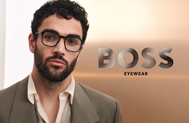 homme portant des lunettes de vue hugo boss