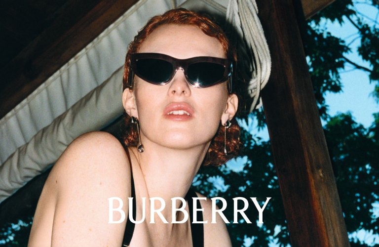 Modèle portant des lunettes de soleil Burberry