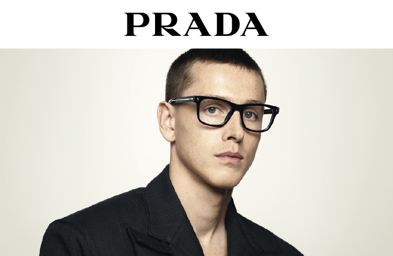 Homme portant des lunettes de vue de la marque Prada