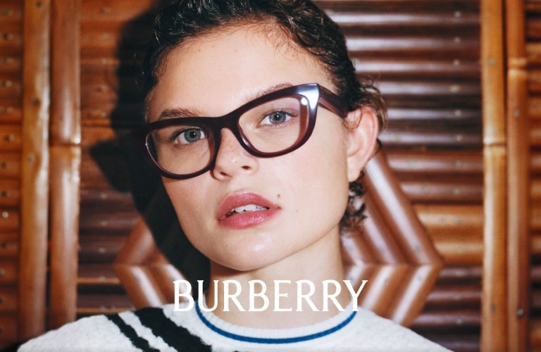 Modèle portant des lunettes Burberry