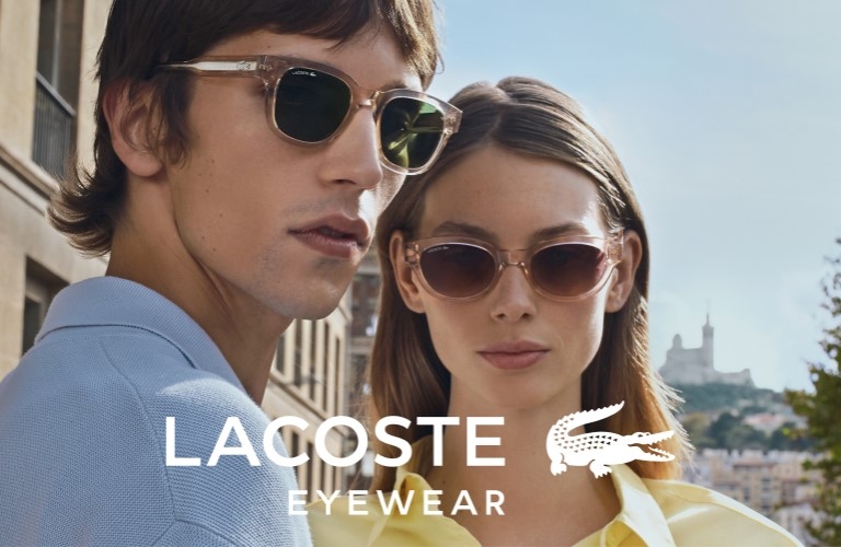 Homme portant des lunettes de soleil Lacoste