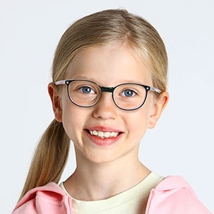 Image d'une fille portant des lunettes reform